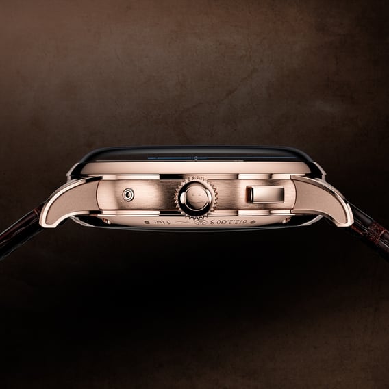 Platinum Jaeger-LeCoultre Duometre Chronograph Moon Q622656J watch, close-up of the case