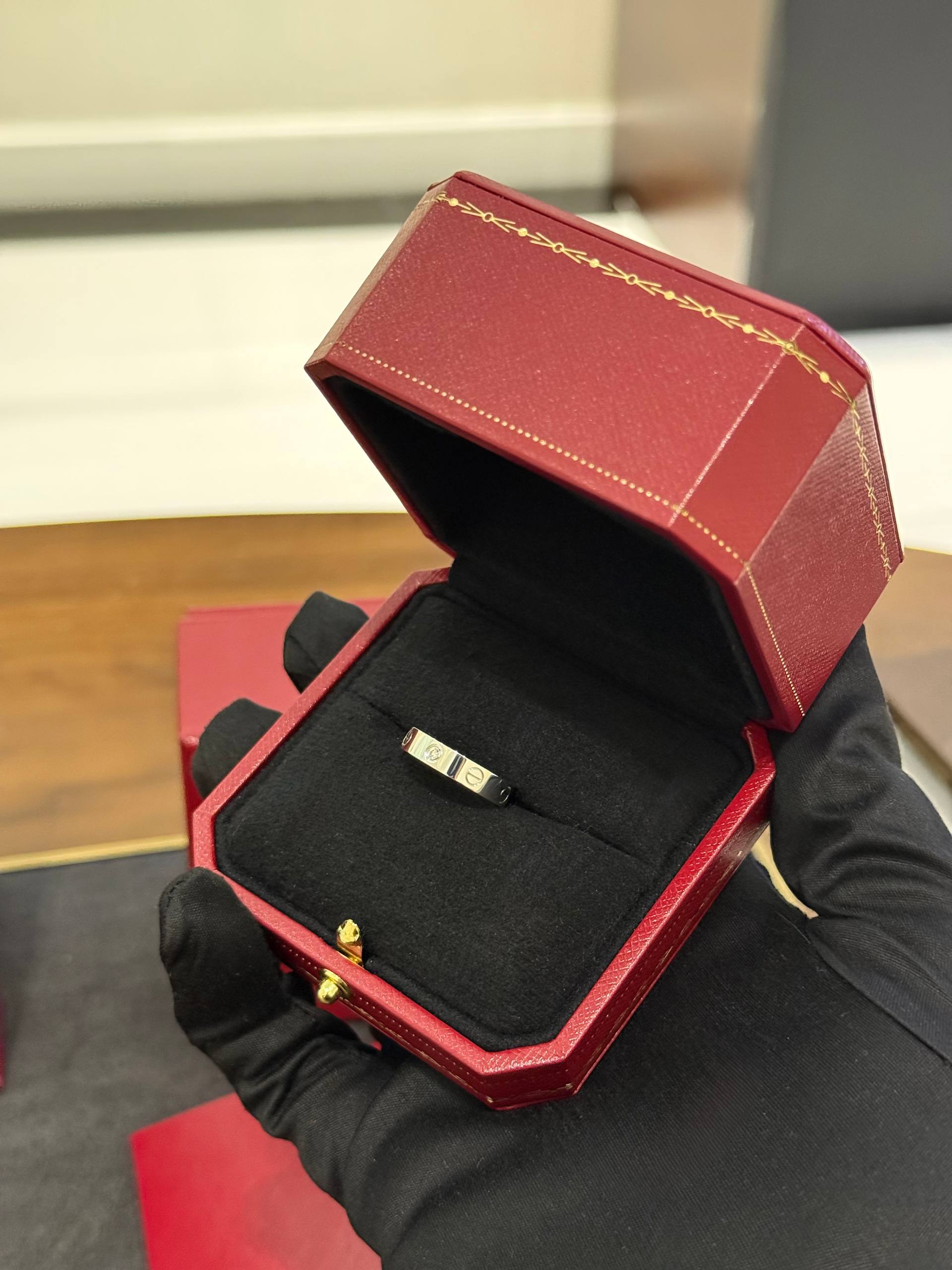 Кольцо c бриллиантом Cartier Love SMALL MODEL