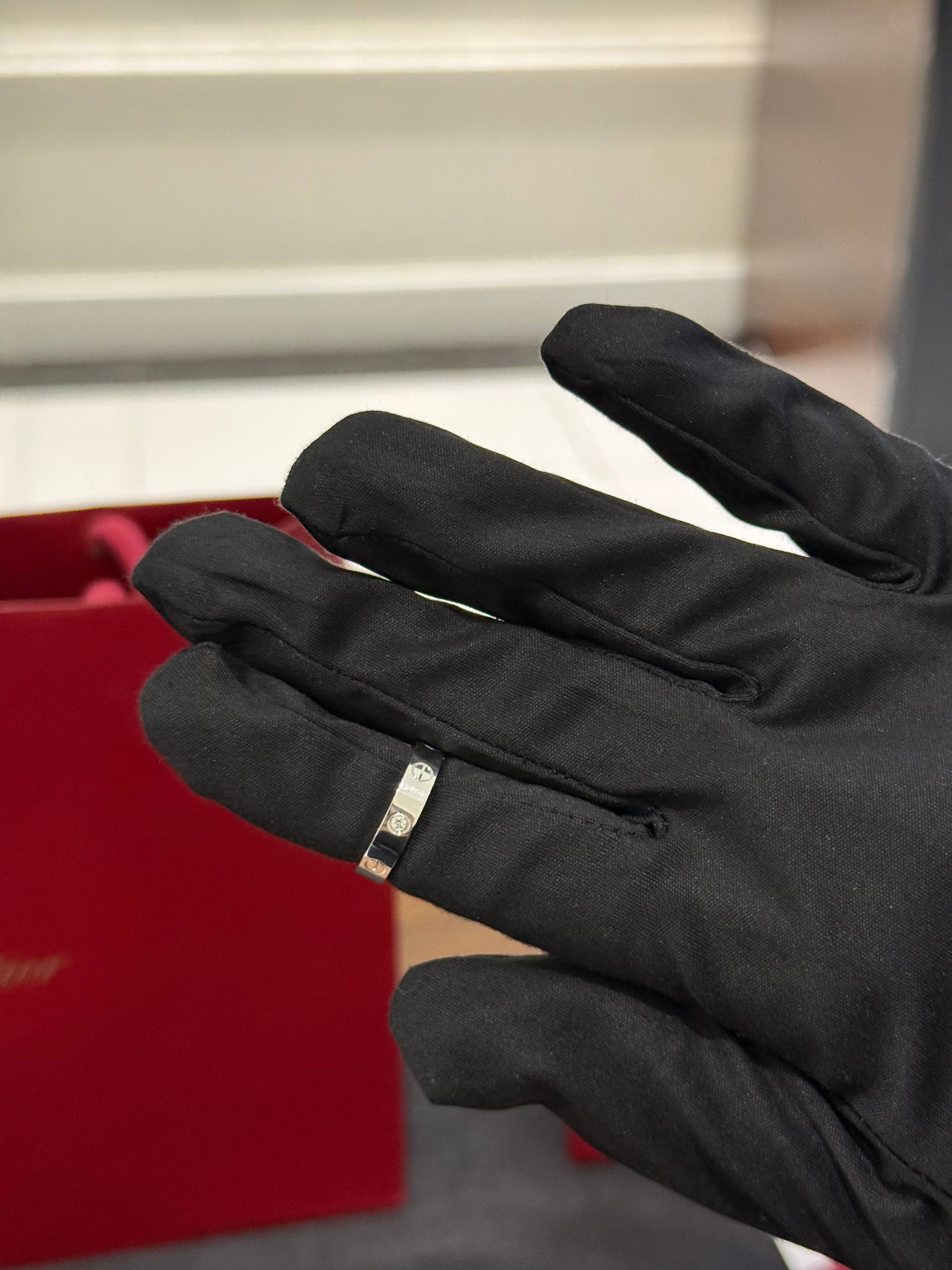 Кольцо c бриллиантом Cartier Love SMALL MODEL